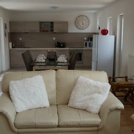Kato Apartman *